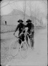 Deux hommes sur leurs vélos