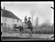 Deux cyclistes prenant la pose à Vers-en-Montagne, devant la maison Coutemoine.