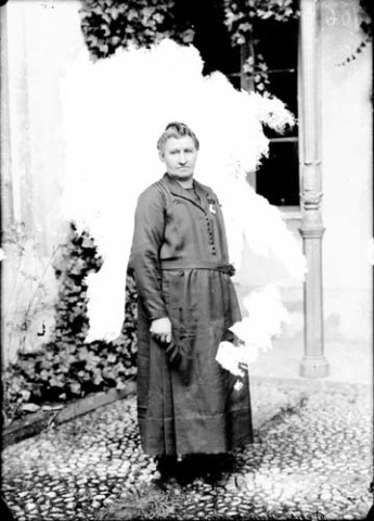 Une femme Petit Huguenin. Fraroz