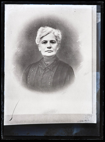 Reproduction d'un portrait dessiné d'Anne Coutemoine représentée de face.