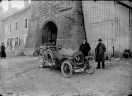 Deux hommes avec leur voiture. Valentin. Lyon