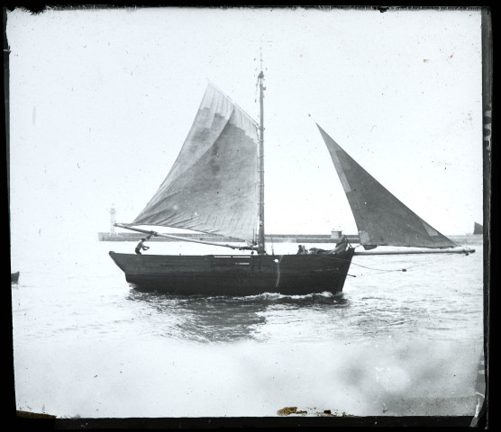 Reproduction d'une vue d'une barque de pêche en rade d'Argenton.