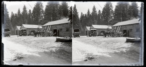 Exploitation de la forêt de la Joux par les soldats canadiens : militaires travaillant devant l'atelier de réparations du camp.
