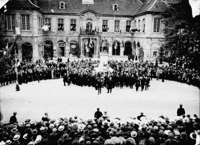 Pavoisement hommage à Pasteur. Salins