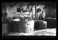 Fabrication du gruyère de Comté à Lemuy, deux fromagers posent derrière les cuves.