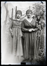 Portrait de deux jeunes femmes près d'un grillage, Agathe Rameaux à droite.