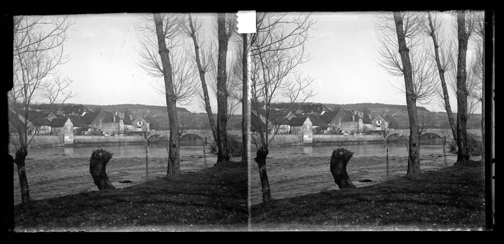 Maisons près d'un pont enjambant la Loue à Port-Lesney.