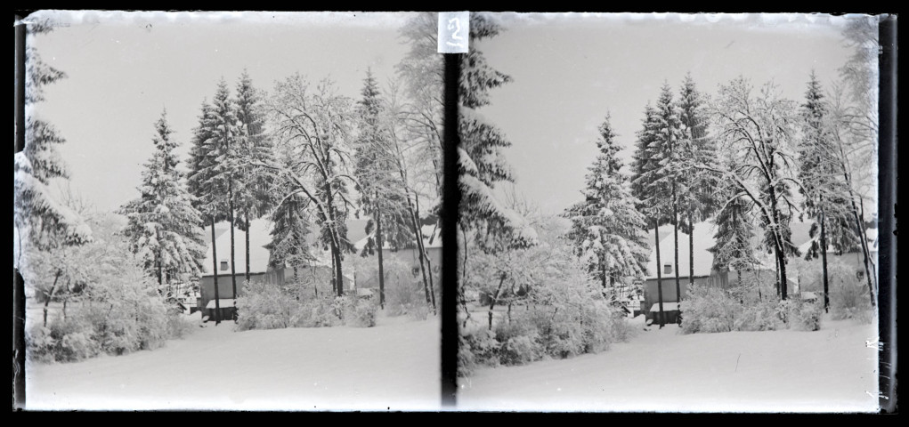 Parc Nazareth de Vers-en-Montagne sous la neige, des maisons en arrière-plan.