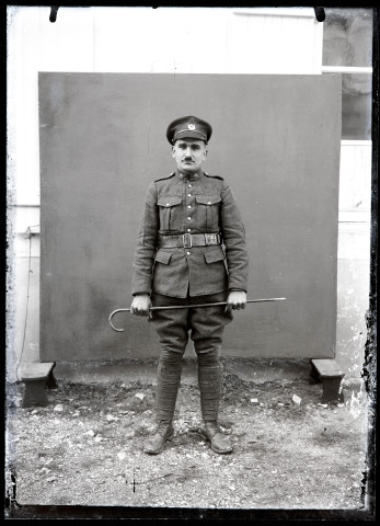 Portraits du Corps des forestiers canadiens et autres troupes : militaire du 165e bataillon canadien avec une canne.