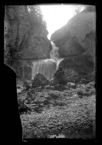 Cascade de la Billaude, un jeune homme est assis sur un rocher.