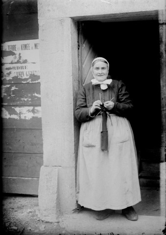 Femme Olioti tricotant. Arsure