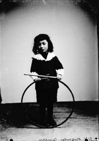 Enfant Rigoulet avec un cerceau. Censeau