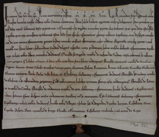 Sentence dans un conflit entre l'abbé de Saint-Oyend, le prieuré de Nantua et l'évêque de Genève pour le patronage de plusieurs églises et chapelles.