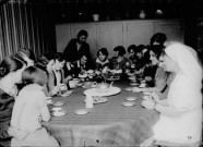 Ecole de jeunes filles. Dijon. Jeunes filles buvant le café