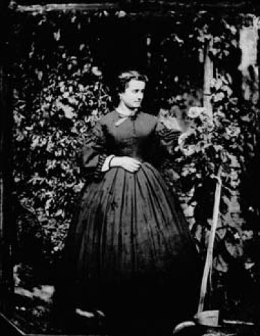 Une femme dans un jardin