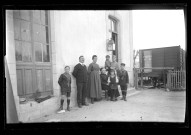 Jeune soldat et sa famille à la gare de Vers-en-Montagne.