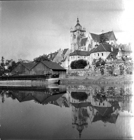 Collégiale Notre-Dame et canal du Rhône-au-Rhin (plan arrière gauche).