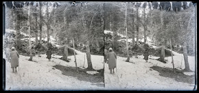 Femmes de dos, marchant dans la neige en forêt.