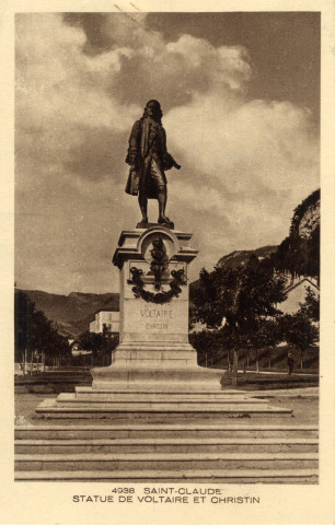 Saint-Claude (Jura). 4938. Les statues de Voltaire et Christin.