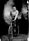 Un homme Combet sur un vélo. Censeau
