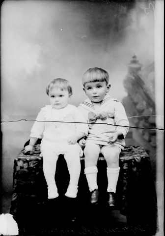 Deux enfants R. D. Onglières