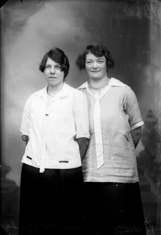 Deux femmes Besson. Esserval-Combe