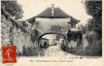 Saint-Amour (Jura). 1365. Le portail antique. Paris, B.F.