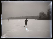 Deux patineurs sur un lac gelé.