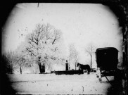 Charrette tirée par un cheval près d'une fontaine