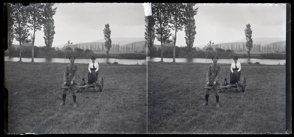 Mademoiselle Rousset et le commandant Léger sur une faucheuse à Port-Lesney.