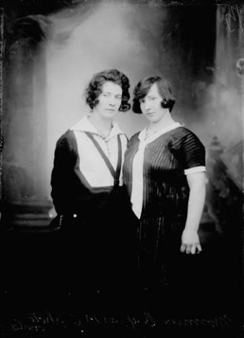 Deux jeunes filles Monnier. Bief-des-Maisons