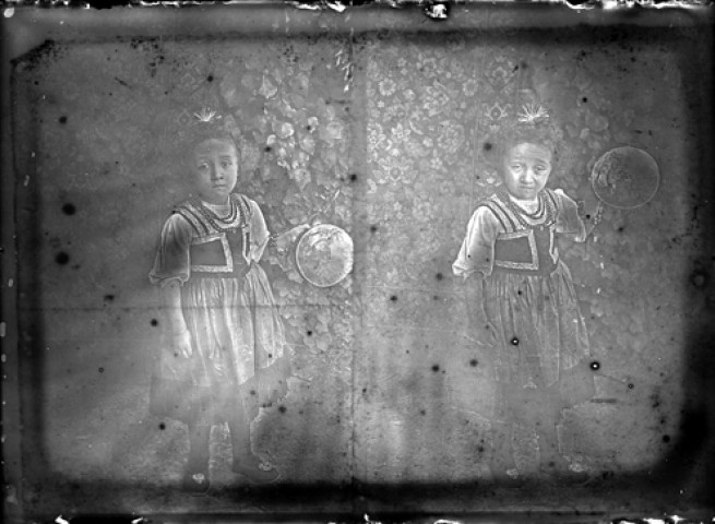 Une petite fille avec un ballon