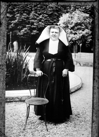 Reproduction. Une religieuse