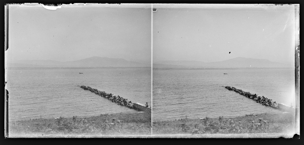 Jetée de pierre sur le lac Léman.