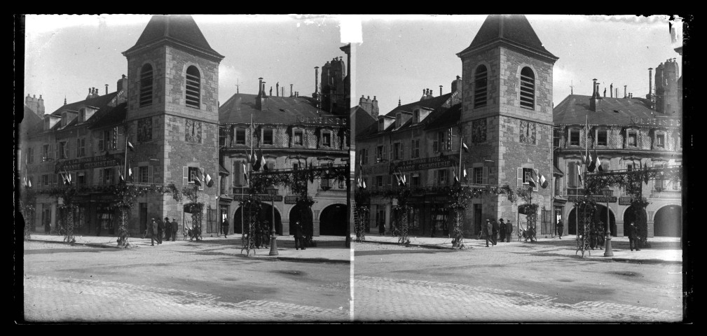 Fêtes de Pasteur et réception du Président de la République, Monsieur Millerand, à Lons-le-Saunier : pavoisement place de la Liberté, coté tour du beffroi.