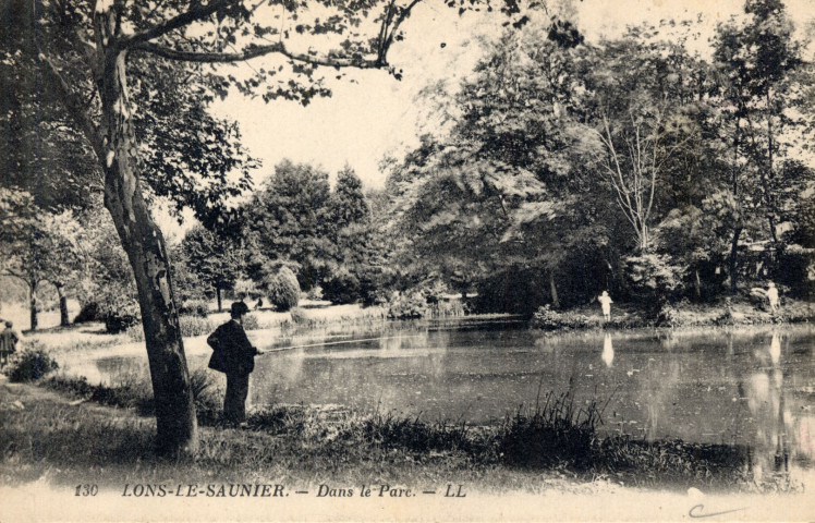 Lons-le-Saunier (Jura). 130. Dans le parc.