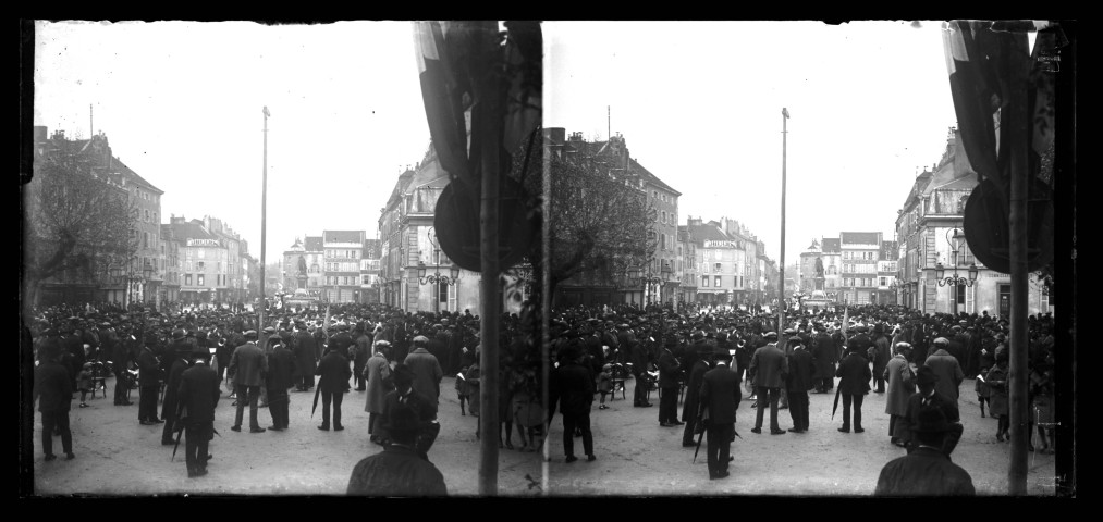 Foule et fanfare place de la Liberté à Lons-le-Saunier.