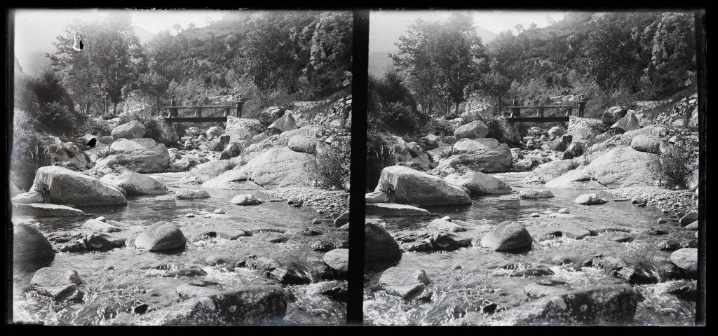 Homme et femme sur un petit pont enjambant un cours d'eau près de Prats-de-Mollo.