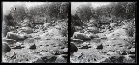 Homme et femme sur un petit pont enjambant un cours d'eau près de Prats-de-Mollo.