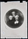 Portrait des trois sœurs Coutemoine, Mathilde, Anne et Agathe (derrière), reproduction d'un cliché de P. Aubert, photographe à Lons-le-Saunier.