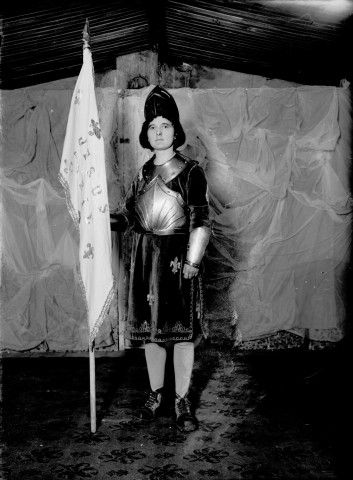 Jeune fille déguisée en Jeanne d'Arc