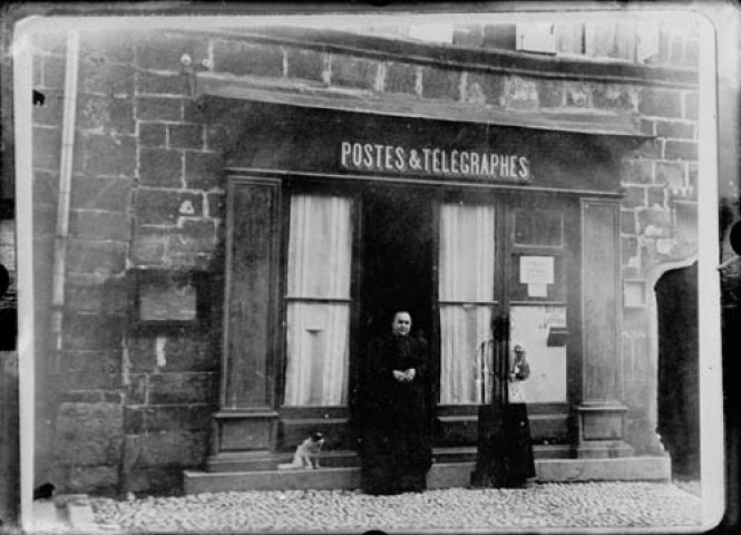 Femme devant un bureau de poste
