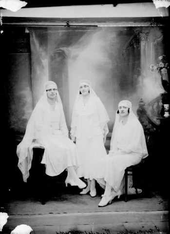 Trois jeunes filles Lanquetin. Froidefontaine