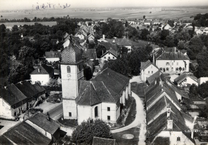 Arlay (Jura). 8. En avion au-dessus d'Arlay, l'église. Saint-Maur, Lapie.