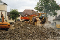 Champagnole (Jura). Ville de Champagnole. Démolition partielle de l'ancien Lycée Javel en août 2004. Début des travaux. Champagnole, J.C. 39.
