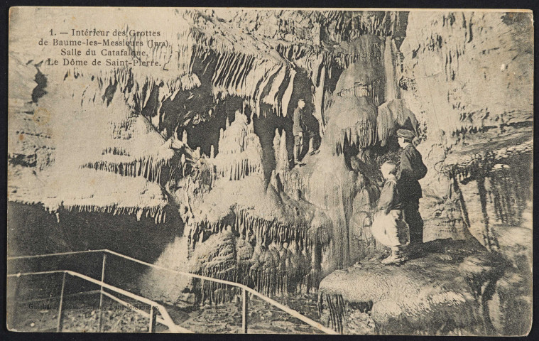 Intérieur des Grottes de Baume-les-Messieurs (Jura) - Salle du Catafalque. Le Dôme de Saint-Pierre.