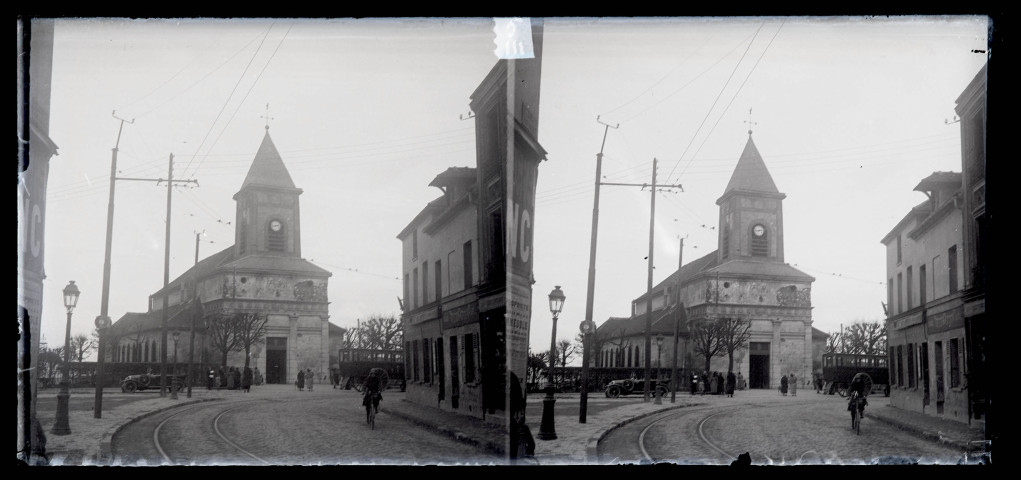 Eglise Saint-Germain-L'Auxerrois à Romainville, des véhicules circulent dans la rue.