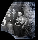 Portrait de trois femmes et d'un jeune garçon, Mathilde Coutemoine est entourée.