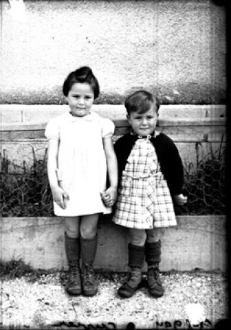 Deux enfants. Chef de gare. Cuvier