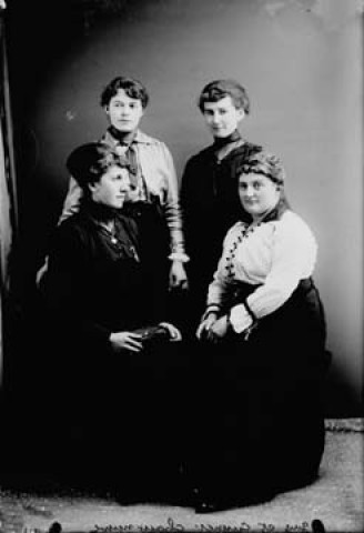 Quatre femmes Guy et Cuynet. Chaux-Neuve